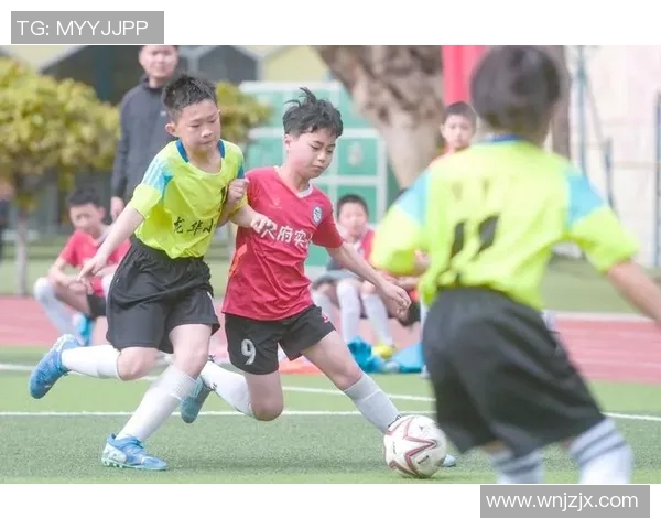 足球明星儿子首次亮相赛场精彩瞬间照片分享